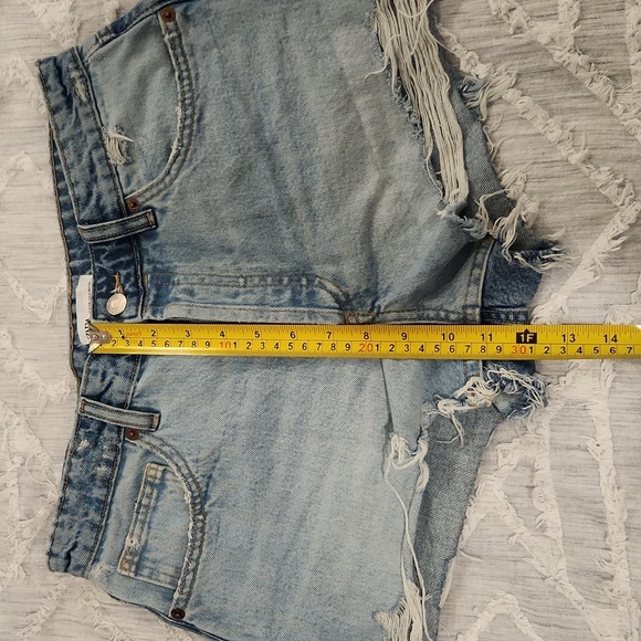 High waist, button fly Zara jean shorts size 6! - Picture 8 of 9